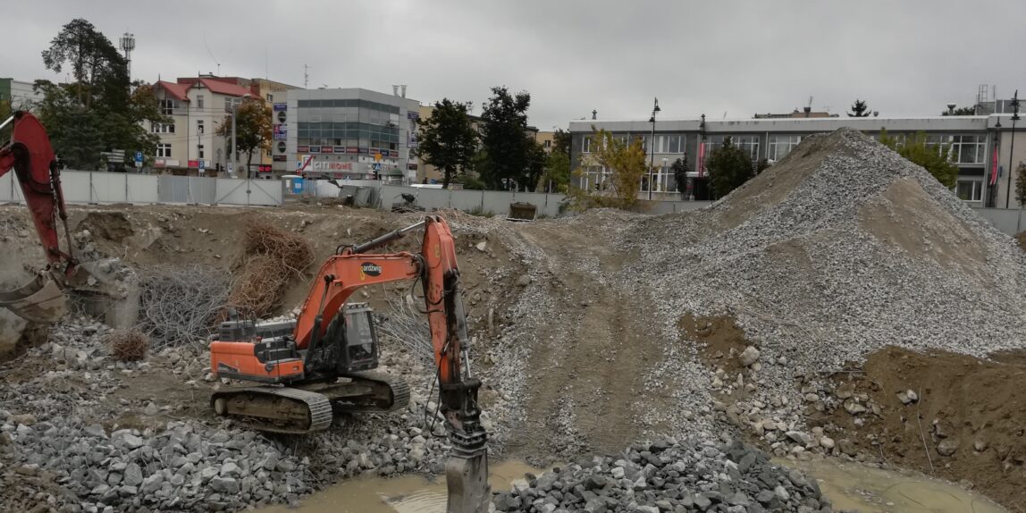 Otwock – koniec wstydu po 17 latach! Otwocka WIELKA DZIURA w samym centrum miasta przechodzi do historii!