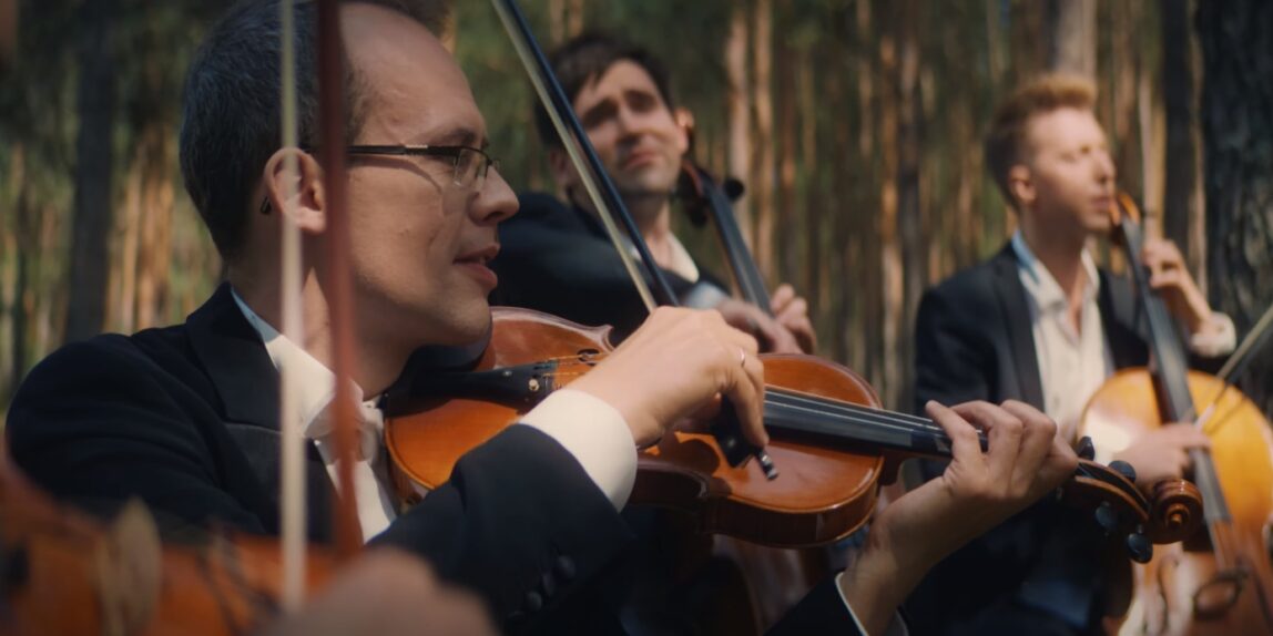 Cello Brothers – młodzi wiolonczeliści oraz Grupa Mocarta promują Otwock w najnowszym teledysku na bosaka ;-)